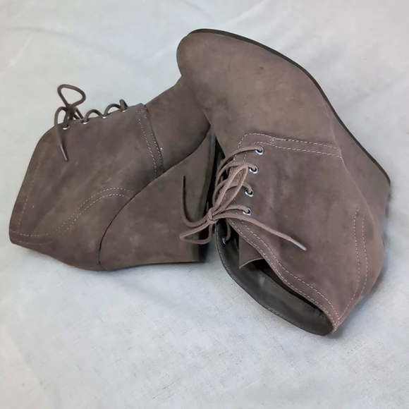 Women’s Lace Up Wedge Booties by Arizona, Taupe - Size 9.5 Lightly used - Picture 6 of 10